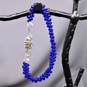NWOT Tiny Blue Teardrop Glass Beaded Handmade Bracelet w/ Magnetic Clasp 6 1/4"